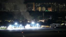 Humo en el aeropuerto de La Carlota tras las explosiones y el vuelo a baja altura de aviones en Caracas, Venezuela, el 3 de enero de 2026.